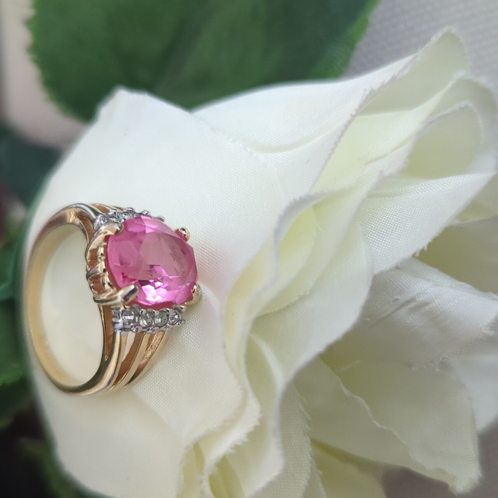 Ring 18K H.G.E W/Pink Stone & Surrounding Accents  GoldTone Band Sz 7-8 Like New